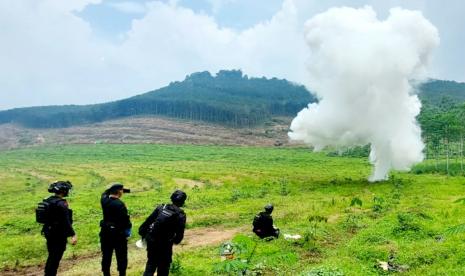  Proses disposal (pemusnahan) bubum mesiau bahan baku petasan/mercon yang dimusnahkan oleh Tim Jibom Gegana Satbrimob Polda Jawa Tengah, di wilayah Kecamatan Sidorejo, Kota Salatiga, Jawa Tengah, Rabu (29/3).