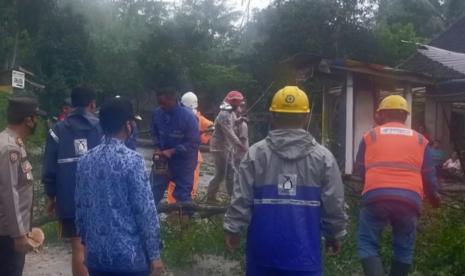 Proses evakuasi batang pohon tumbang yang menimpa rumah warga di lingkungan mata air Sendang Putri, Dusun Sendangrejo RT 01/ RW 07 Desa Nyatnyono, Kecamatan Ungaran Barat, Kabupaten Semarang, Senin (17/1).hu