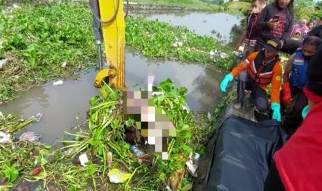 Proses evakuasi jenazah balita yang tenggelam di Sungai Lanjuk.