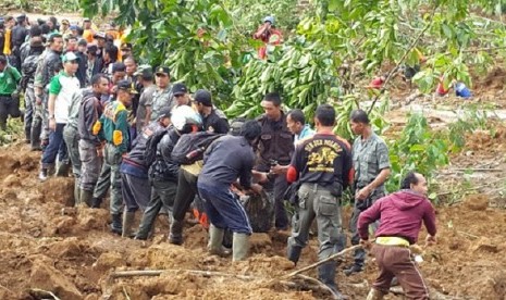 Proses evakuasi jenazah korban longsor