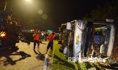 Proses evakuasi kecelakaan bus pariwisata dengan nomor polisi F 7259 AA, di Tanjakan Emen, Kecamatan Ciater, Kabupaten Subang, Sabtu (10/2).