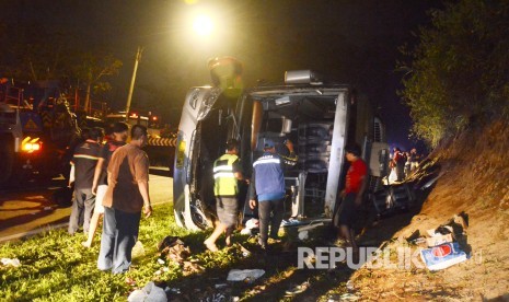 Proses evakuasi kecelakaan bus pariwisata dengan nomor polisi F 7259 AA, di Tanjakan Emen, Kecamatan Ciater, Kabupaten Subang, Sabtu (10/2).