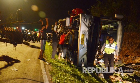 Proses evakuasi kecelakaan bus pariwisata dengan nomor polisi F 7259 AA, di Tanjakan Emen, Kecamatan Ciater, Kabupaten Subang, Sabtu (10/2).