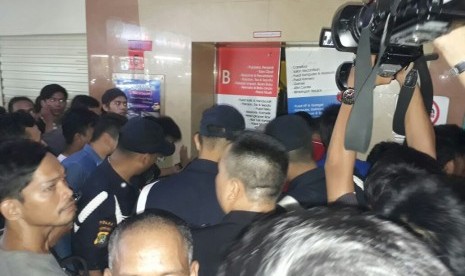 Proses evakuasi korban lift yang jatuh di Blok M Square.