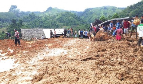 Proses evakuasi korban longsor di Kampung Cimapag, Desa Sirnaresmi Kecamatan Cisolok, Kabupaten Sukabumi Selasa (1/1).