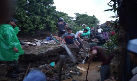 Proses evakuasi korban longsor di Kampung Pasir Pogor, Desa Cipelang, Kecamatan Cijeruk, Kabupaten Bogor.