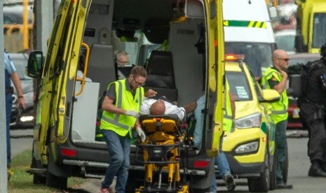 Proses evakuasi korban penembakan di masjid Christchurch, Selandia Baru