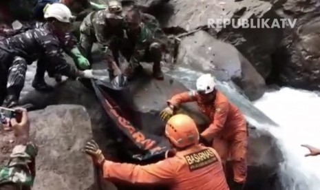 Proses evakuasi korban yang tertimpa longsor di air terjun Tiu Kelep, Senaru, Lombok Utara.