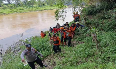  Proses evakuasi mayat tanpa identitas di Bengawan solo, Kamis (4/5/2023).