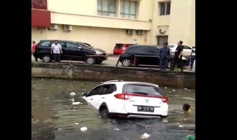 Proses evakuasi mobil tercebur di sungai di Palembang ini menjadi viral.