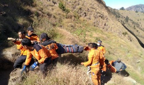 Proses evakuasi pendaki di Gunung Rinjani oleh tim SAR gabungan pada Selasa (31/7).