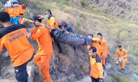 Evacuation of climbers on Mount Rinjani, West Nusa Tenggara, Tuesday (July 31).