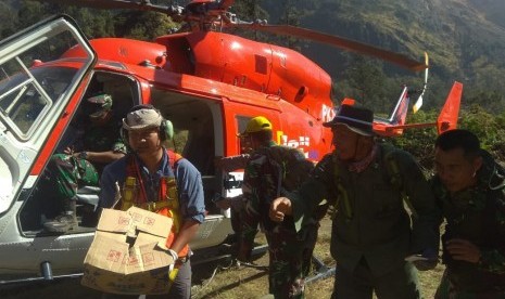 Proses evakuasi pendaki di Gunung Rinjani oleh tim SAR gabungan pada Selasa (31/7).