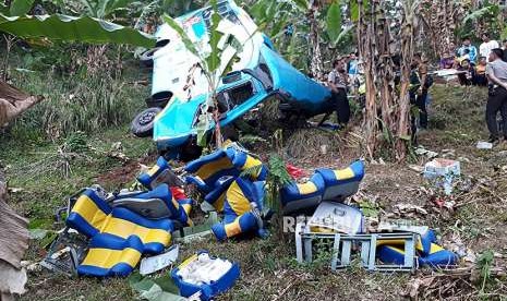 ilustrasi. Proses evakuasi penumpang bus wisata yang terjerumus ke dalam  jurang di jalur Cikidang Kabupaten Sukabumi, Sabtu (8/9).  Bus tersebut membawaa rombongan sebuah dealer kendaraan di Bekasi dan Bogor. Guna mencegah kejadian serupa kepolisian Sukabumi melakukan pemeriksaan kendaraan umum khususnya fasilitas keselamatan pada bus.  