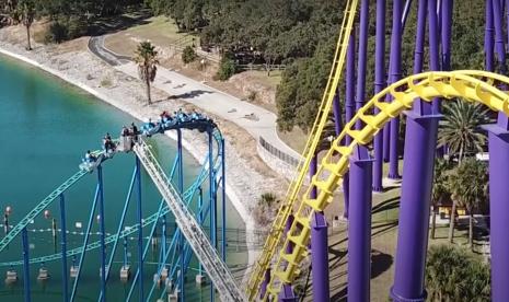 Proses evakuasi penumpang roller coaster Sea World, San Antonio, Texas, AS.