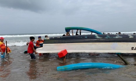 Proses evakuasi Perahu Mina Ciamis 275 di Pantai Pangandaran, Sabtu (8/6).