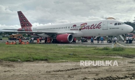 Proses evakuasi pesawat Batik Air yang tergelincir di Bandara Rendani Manokwari, Papua Barat, Selasa (13/3). 