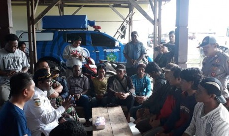 Proses evakuasi 10 pekerja oleh tim gabungan TNI-Polri di Nduga, Papua, seusai insiden pembantaian pekerja yang dilakukan kelompok bersenjata pada Rabu (12/12).