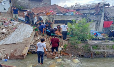 Proses evakuasi warga tertimpa bangunan roboh akibat gempa di Kampung Warungkondang RT 05 RW 01 Desa Jambudipa, Kecamatan Warungkondang, Kabupaten Cianjur, Senin (21/11/2022). Hingga hari ini, Selasa (22/11/2022), pukul 06.00 WIB, Pusat Pengendalian Operasi (Pusdalops) BNPB masih menyebutkan sebanyak 25 warga tertimbun reruntuhan bangunan.