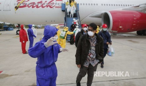 Proses evakuasi WNI dari Wuhan, Hubei China sesaat setelah turun dari pesawat Boeing A330-300 Batik Air di Bandara Internasional Hang Nadim Batam, Ahad (2/2). Masih ada tujuh WNI yang terpaksa bertahan di Hubei.