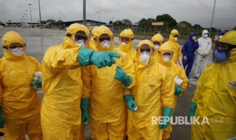 Proses evakuasi WNI dari Wuhan, Hubei, China  di Bandara Internasional Hang Nadim Batam, Ahad (2/2). Pariwisata Batam masih normal di tengah ancaman penyebaran virus corona.