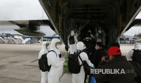 Proses evakuasi WNI dari Wuhan, Hubei China sesaat setelah turun dari pesawat Boeing A330-300 Batik Air di Bandara Internasional Hang Nadim Batam, Ahad (2/2).