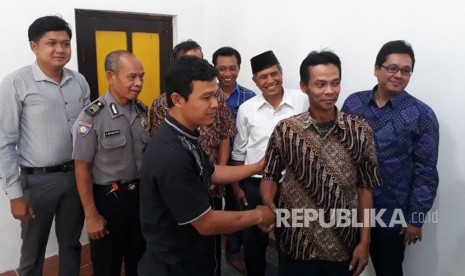 Proses islah atas insiden penyiraman oli bekas ke bocah yang kedapatan mencuri onderdil motor di kediaman pengasuh LD, Sutopo, Kamis (3/5).  Pelaku penyiraman, Arif Alfian, didampingi kuasa hukum diterima paman LD, Sunardi dan sejumlah tokoh masyarakat tempat LD tinggal.