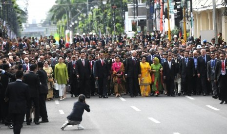 Proses KAA historical walk di Jalan Asia Afrika, Bandung, Jumat (24/4).