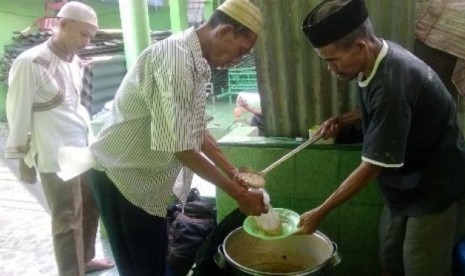 Proses memasak bubur suro di Masjid Al Mahmudiyah, Palembang.