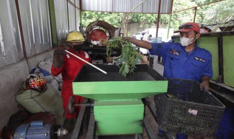 Proses mengubah sampah menjadi manfaat dengan 