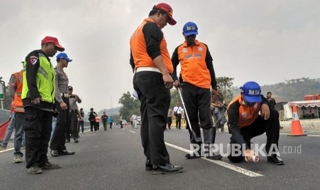 Proses olah tempat kejadian perkara (TKP) di lokasi kecelakaan beruntun Tol Cipularang KM 92, Purwakarta, Selasa (3/9).