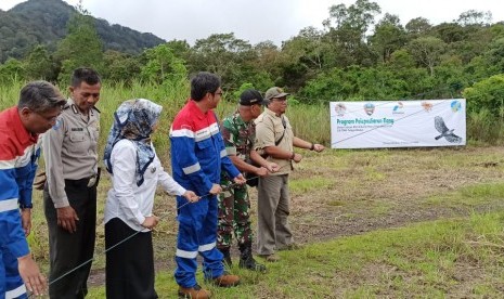 Proses pelepasliaran sepasang elang ular di kawasan Talaga Bodas, Kabupaten Garut, Rabu (5/1). 