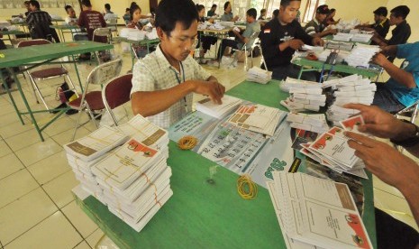 Proses pelipatan surat suara.