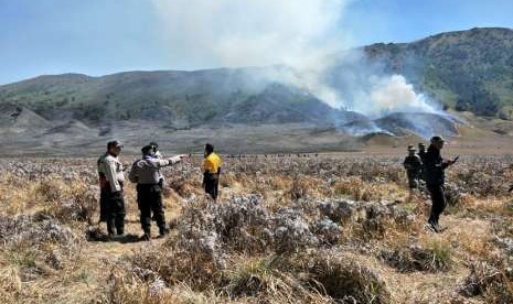 Proses pemadaman kebakaran hutan di TNBTS Malang, Ahad (2/9). 