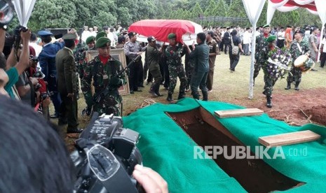 Proses pemakaman Almarhum AM Fatwa di Taman Makam Pahlawan (TMP) Kalibata, Kamis (14/12).