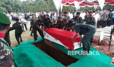 Proses pemakaman Almarhum AM Fatwa di Taman Makam Pahlawan (TMP) Kalibata, Kamis (14/12).