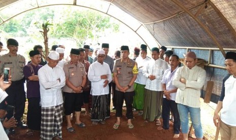 Proses pemakaman santri korban kecelakaan di TPU Karang Mulya, Kecamatan Karang Tengah, Kota Tangerang, Senin (26/11).