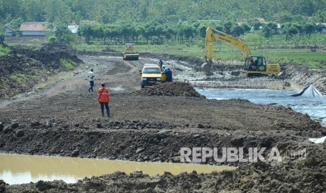 Proses pembangunan akses jalan di proyek pembangunan Bandara Internasional Jawa Barat (BIJB), di Kertajati, Kabupaten Majalengka, Rabu (28/3)