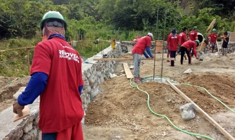 Proses pembangunan masjid bantuan PPPA Daarul Quran di Sulteng.