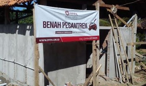 Proses pembangunan Pondok Pesantren Hidayatul Mubtadi.