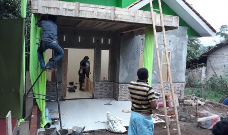 Proses pembangunan rumah Ramdan oleh IZI.