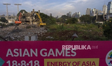 Proses pembangunan venue Asian Games di Kompleks Stadion Utama Gelora Bung Karno, Senayan, Jakarta, Senin (2/4). 