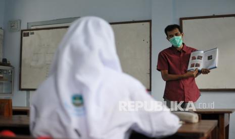 Proses pembelajaran tatap muka (PTM) di SMA Negeri 3 Kabupaten Jombang, Jawa Timur, Selasa (6/4/2021). Berdasarkan data Dinas Pendidikan dan Kebudayaan (Disdikbud) Kabupaten Jombang baru 80 persen sekolah yang sudah menggelar PTM, sedangkan 20 persen belum siap karena belum bisa memenuhi persyaratan diantaranya tersedianya wastafel untuk cuci tangan, PTK (pendidik dan tenaga kependidikan) sudah divaksin dua kali kemudian kesiapan menerapkan sistem pembelajaran secara bergantian.