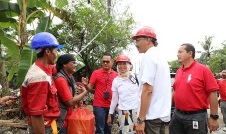 Proses pembenahan insfrastruktur telekomunikasi oleh teknisi TelkomGroup di wilayah Banten.