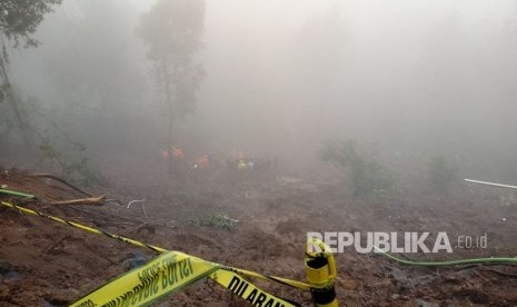 [ilustrasi] Proses pembersihan material longsor dan pencarian korban di Riung Gunung, Bogor, Selasa (6/2). 