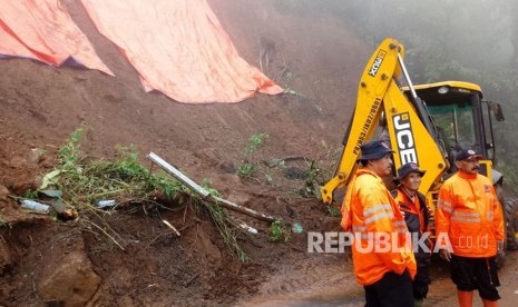 Proses pembersihan material longsor dan pencarian korban di Riung Gunung, Bogor, Selasa (6/2). 