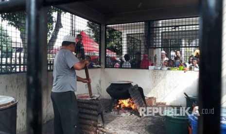 Proses pembuatan bubur sop khas Melayu di pelataran Masjid Raya Al Mashun Medan. Ratusan warga setiap hari datang untuk menikmati makanan yang dibagikan secara gratis ini.