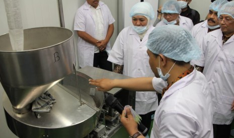 Proses pembuatan cangkang kapsul berbahan baku rumput laut di fasilitas teaching industri Universitas Airlangga, Surabaya, Kamis (1/8).