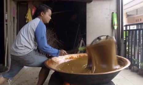 Proses pembuatan dodol betawi di kawasan Jagakarsa, Jakarta Selatan.