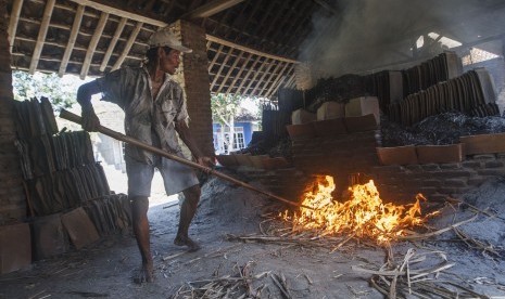 Proses pembuatan genteng.